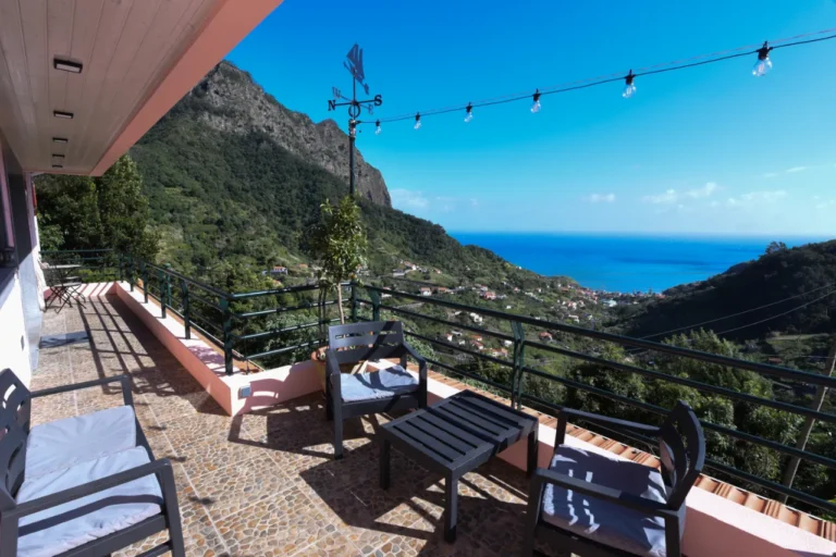 Terrasse der Villa da Rochinha mit Blick auf den Atlantischen Ozean
