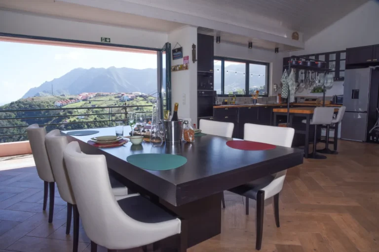 Tisch mit Blick auf die grünen Berge bei Villa da Rochinha