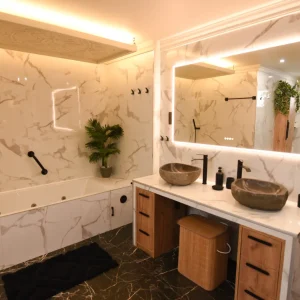 Das große, luxuriöse Badezimmer mit Whirlpool-Badewanne