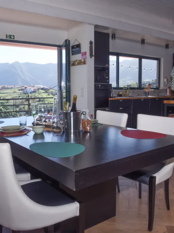 Esstisch in der Villa da Rochinha